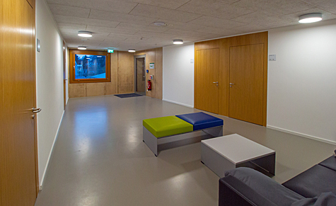 Das Bild zeigt Sessel, Tische und den Fernseher im Fernsehraum.