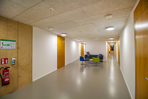 Das Bild zeigt Sessel, Tische und den Fernseher im Fernsehraum.