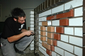 Maurer beim Verfugen