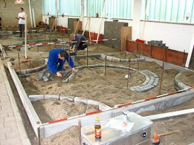 Straßenbauer beim Pflastern