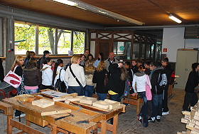 Das Bild zeigt eine Schulklasse beim Rundgang in der Zimmererhalle