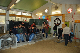 Das Bild zeigt eine Schulklasse beim Rundgang in der Halle der Straßenbauer