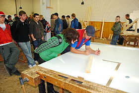 Das Bild zeigt eine Schulklasse beim Rundgang! Eine Lehrerin interessiert sich für den Aufriss.