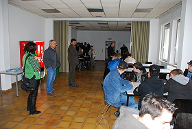 Das Bild zeigt eine Schulklasse bei der Einnahme ihrer Mahlzeit.