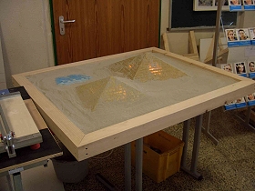 Das Bild zeigt ein Austellungsstück der Fliesenleger. Beleuchtete Pyramiden mit Glasmosaik.