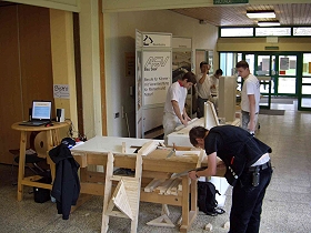 Das Bild zeigt die Ausstellungsfläche. Im Vordergrund einen Zimmerer