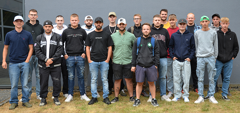Das Bild zeigt die Abschlussklasse von 2023 der Straßenbauer